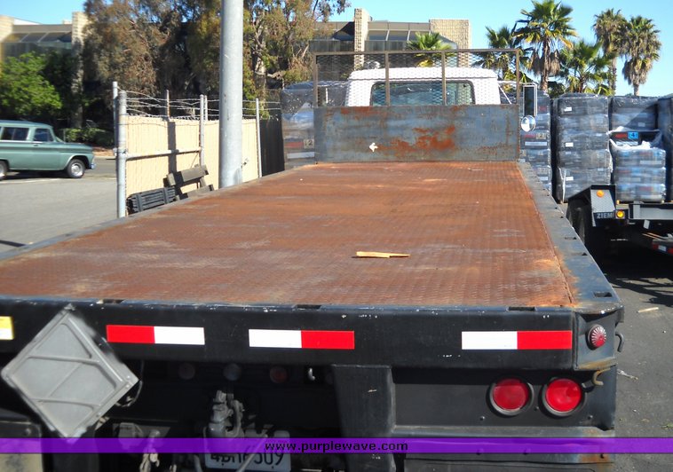 image for item 8100 1991 International 4900 4x2 single axle truck and trailer
