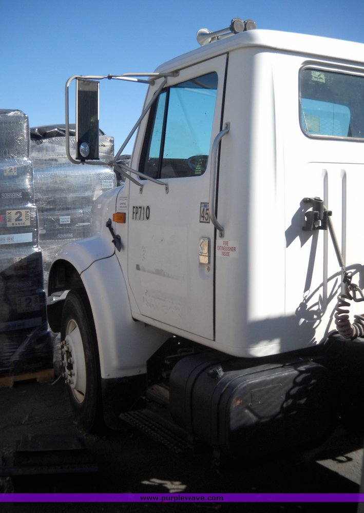 image for item 8100 1991 International 4900 4x2 single axle truck and trailer