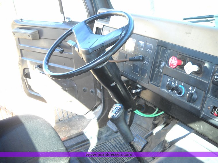 image for item 8100 1991 International 4900 4x2 single axle truck and trailer