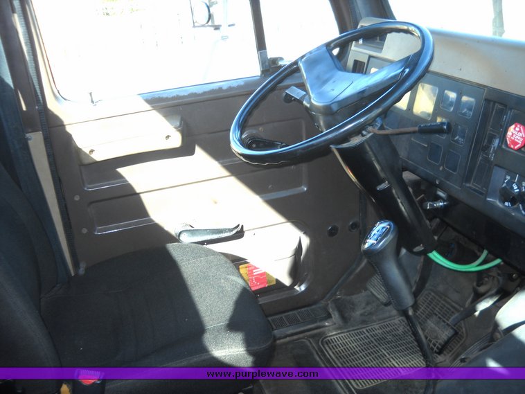 image for item 8100 1991 International 4900 4x2 single axle truck and trailer