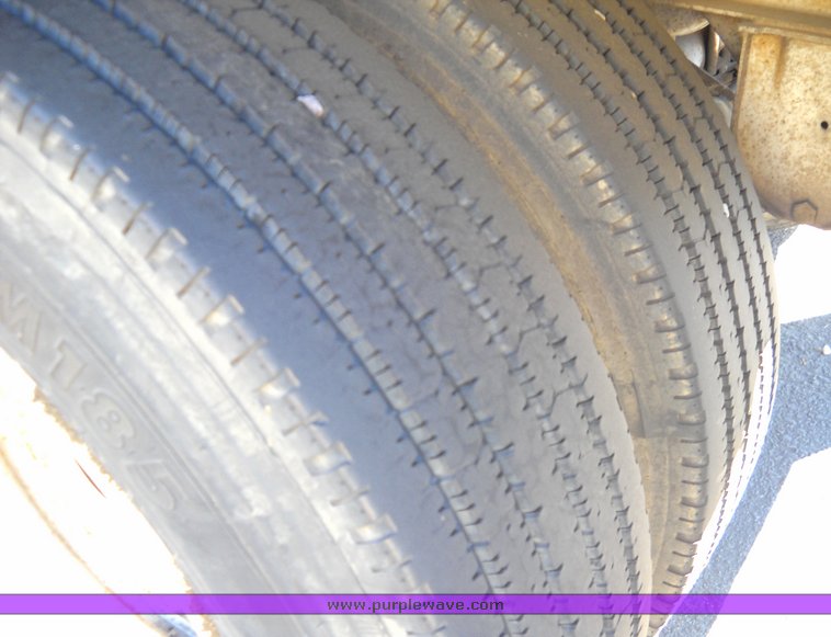 image for item 8100 1991 International 4900 4x2 single axle truck and trailer