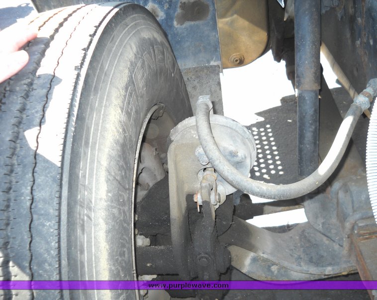 image for item 8100 1991 International 4900 4x2 single axle truck and trailer