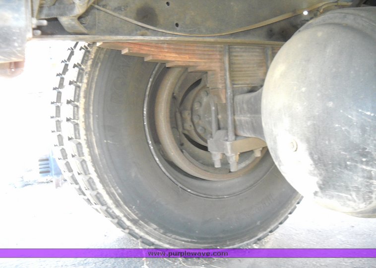 image for item 8100 1991 International 4900 4x2 single axle truck and trailer