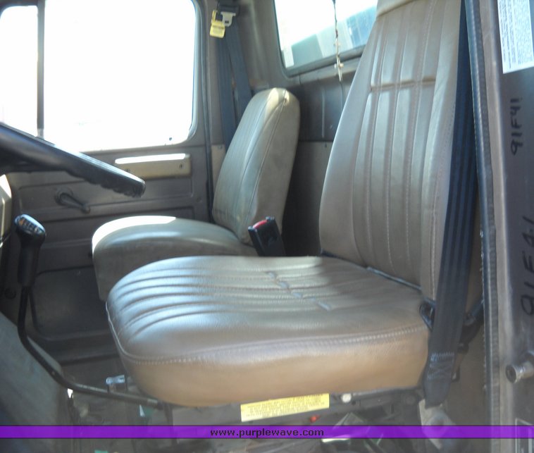 image for item 8101 1991 International 4900 4x2 delivery truck