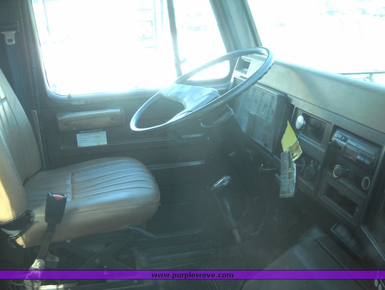 image for item 8101 1991 International 4900 4x2 delivery truck