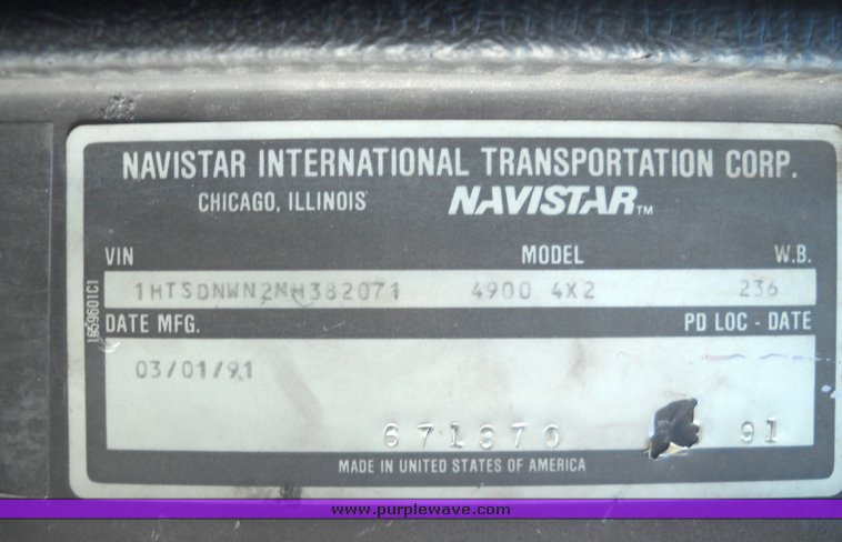 image for item 8101 1991 International 4900 4x2 delivery truck