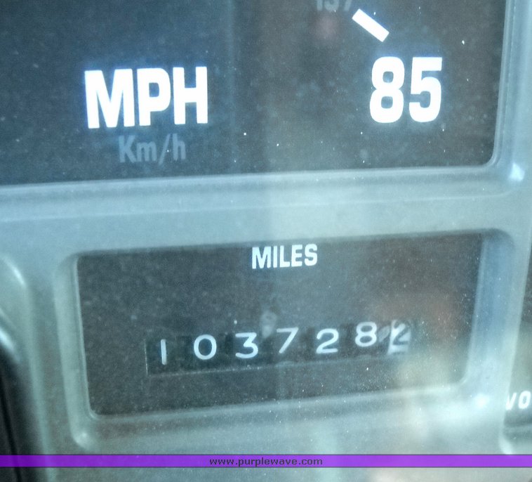 image for item 8101 1991 International 4900 4x2 delivery truck