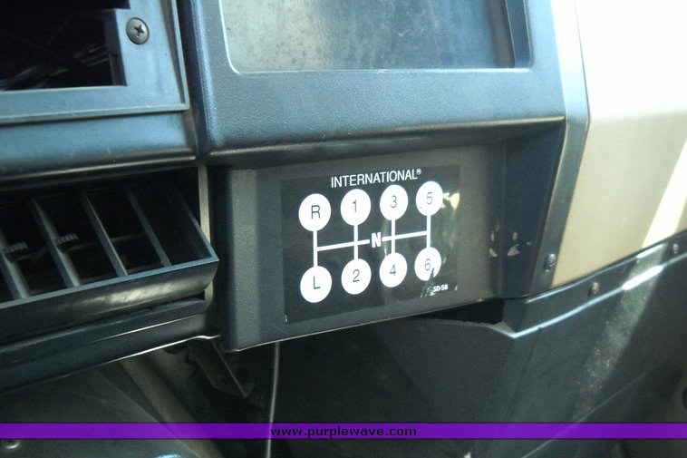 image for item 8101 1991 International 4900 4x2 delivery truck