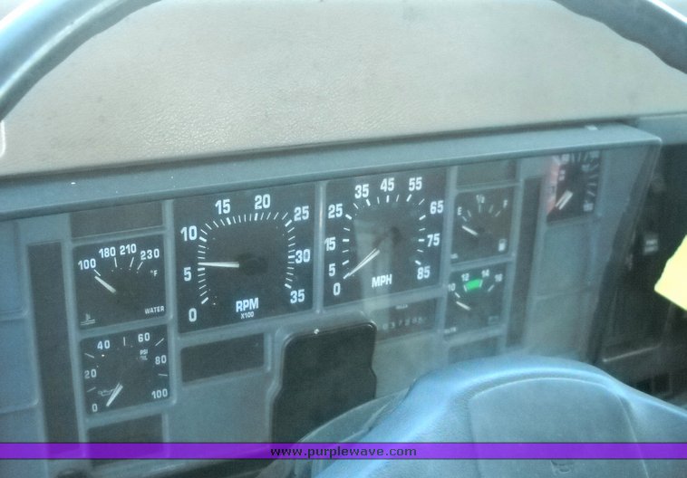 image for item 8101 1991 International 4900 4x2 delivery truck