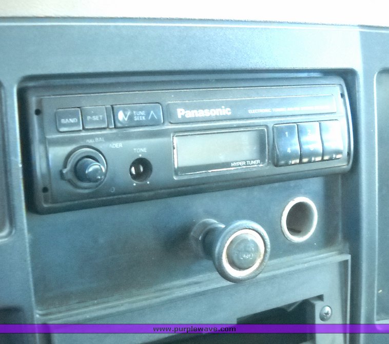 image for item 8101 1991 International 4900 4x2 delivery truck