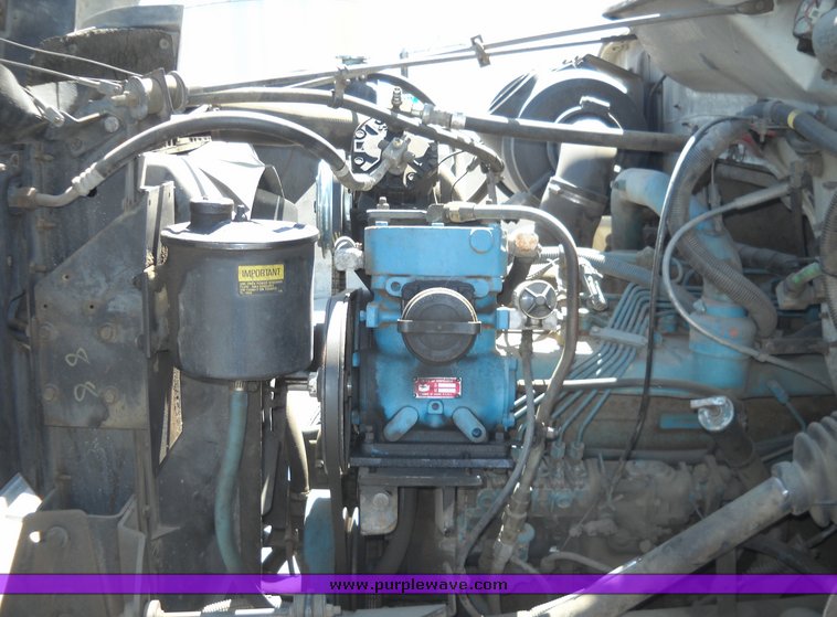 image for item 8101 1991 International 4900 4x2 delivery truck