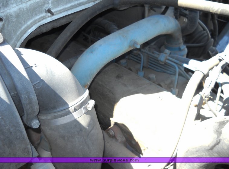 image for item 8101 1991 International 4900 4x2 delivery truck