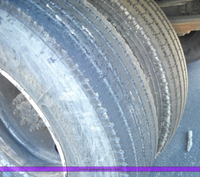 image for item 8101 1991 International 4900 4x2 delivery truck