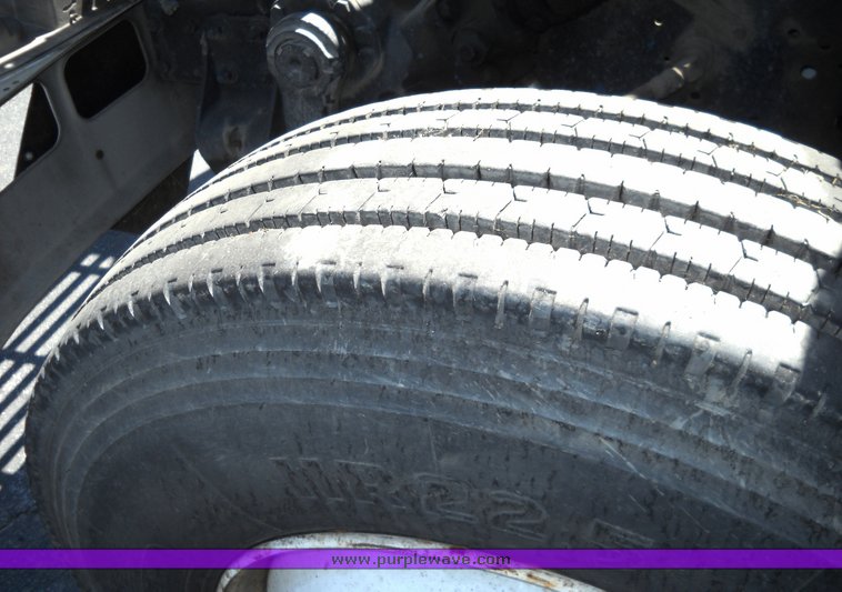 image for item 8101 1991 International 4900 4x2 delivery truck