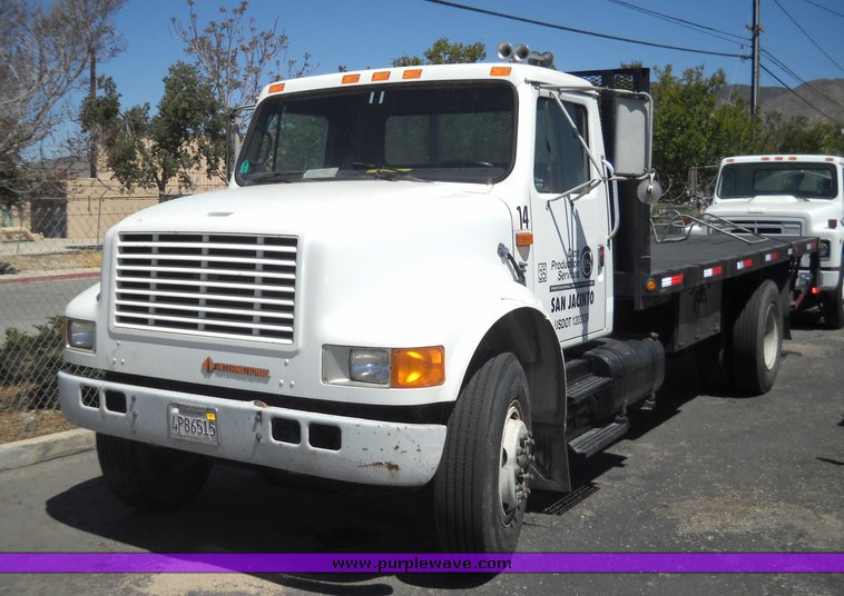 image for item 8102 1991 International 4900 4x2 delivery truck