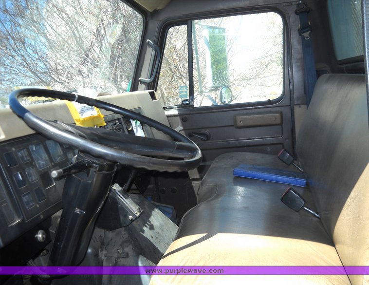 image for item 8102 1991 International 4900 4x2 delivery truck