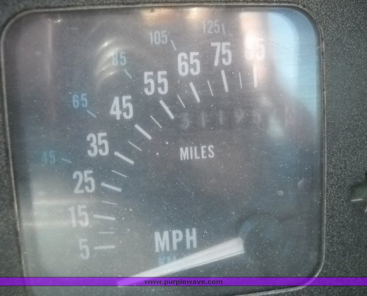 image for item 8102 1991 International 4900 4x2 delivery truck