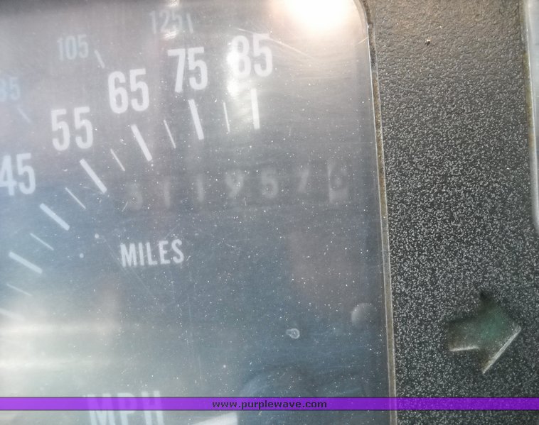 image for item 8102 1991 International 4900 4x2 delivery truck