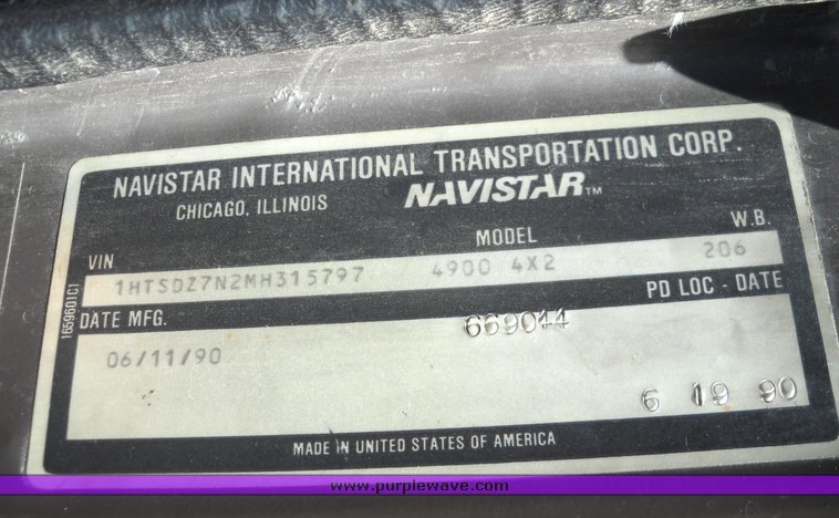 image for item 8102 1991 International 4900 4x2 delivery truck