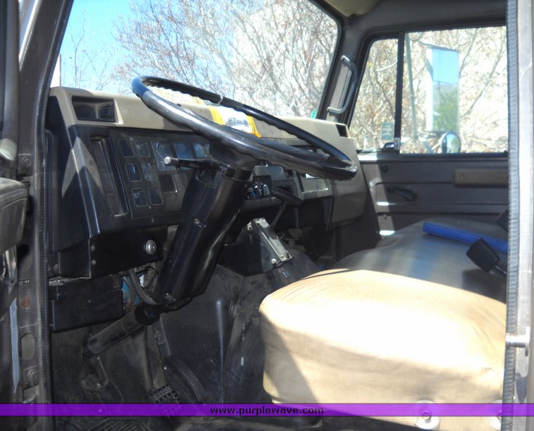 image for item 8102 1991 International 4900 4x2 delivery truck