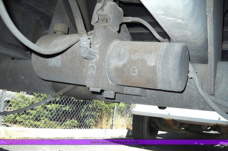 image for item 8102 1991 International 4900 4x2 delivery truck