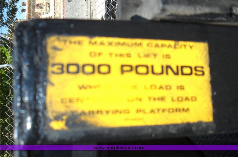 image for item 8102 1991 International 4900 4x2 delivery truck