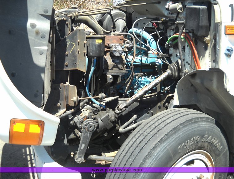 image for item 8102 1991 International 4900 4x2 delivery truck