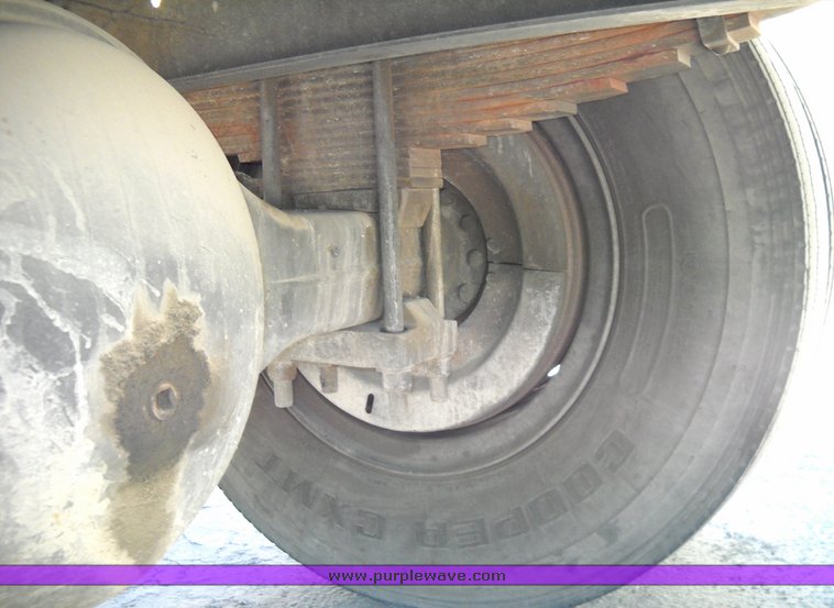 image for item 8102 1991 International 4900 4x2 delivery truck