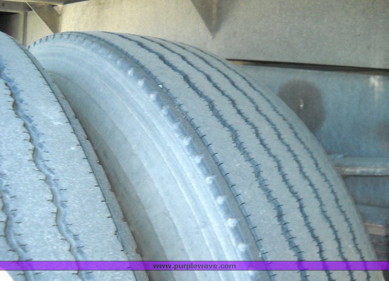 image for item 8102 1991 International 4900 4x2 delivery truck