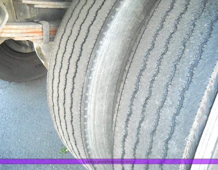 image for item 8102 1991 International 4900 4x2 delivery truck