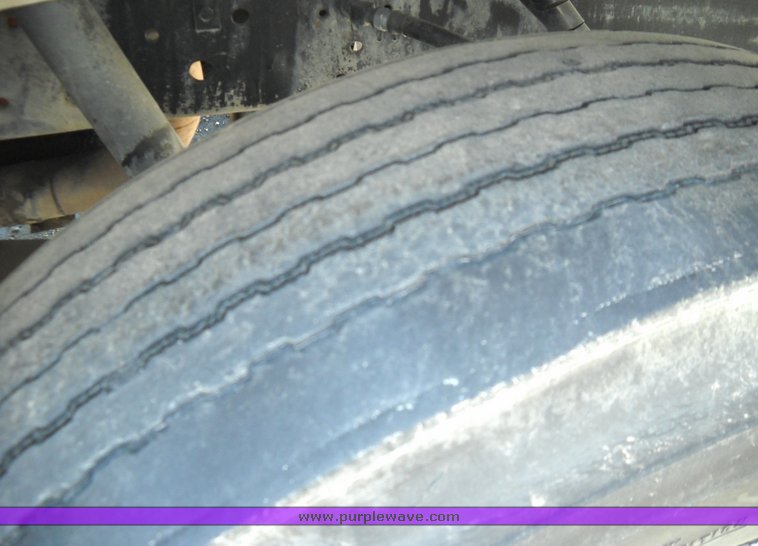 image for item 8102 1991 International 4900 4x2 delivery truck