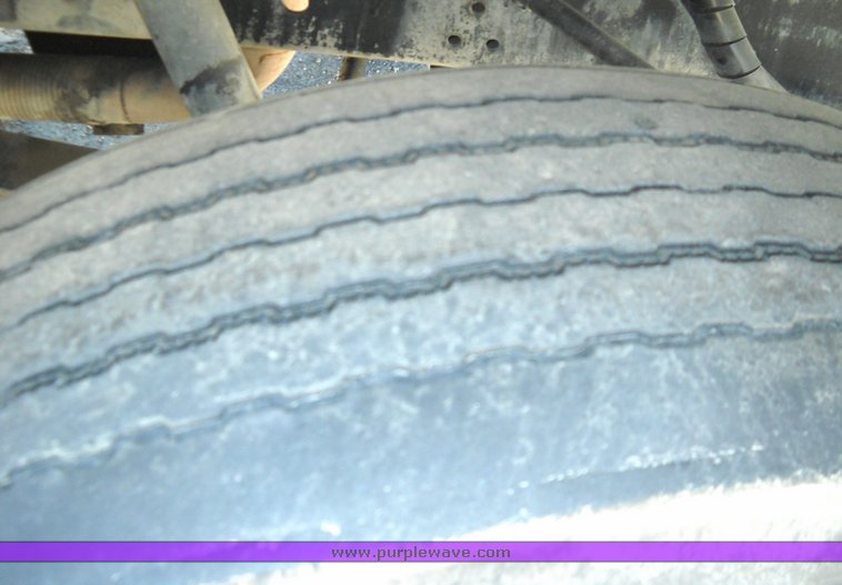 image for item 8102 1991 International 4900 4x2 delivery truck