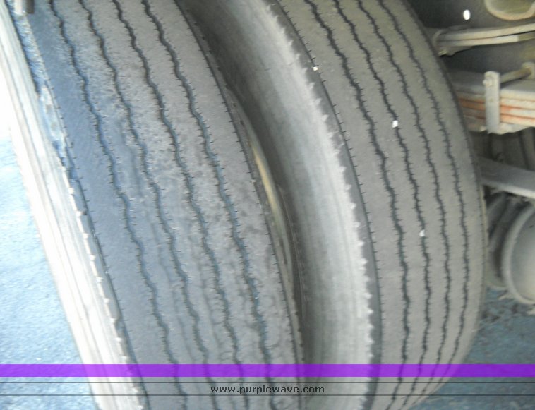 image for item 8102 1991 International 4900 4x2 delivery truck