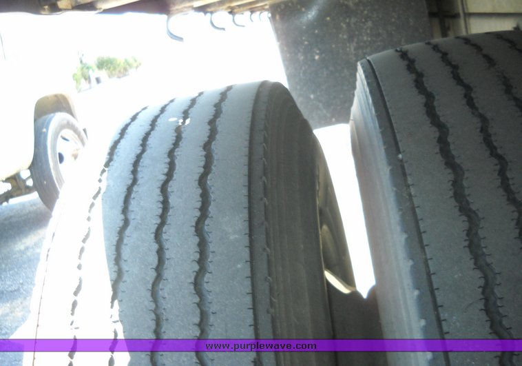 image for item 8102 1991 International 4900 4x2 delivery truck