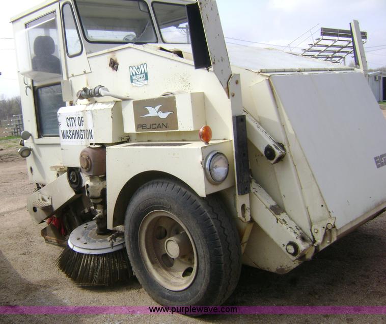 image for item 1000 1985 Elgin street sweeper