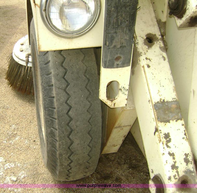 image for item 1000 1985 Elgin street sweeper