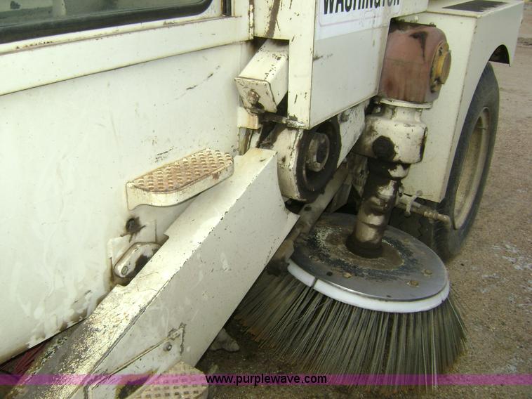 image for item 1000 1985 Elgin street sweeper