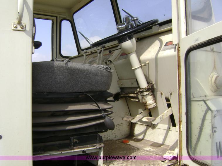 image for item 1000 1985 Elgin street sweeper