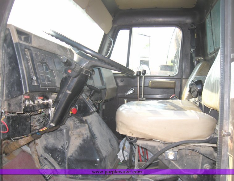 image for item 2182 1991 International Series 4900 dump truck