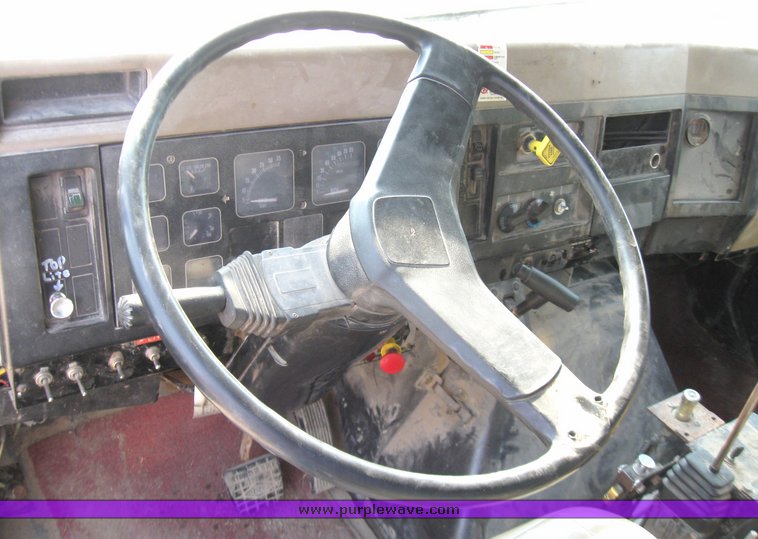 image for item 2182 1991 International Series 4900 dump truck