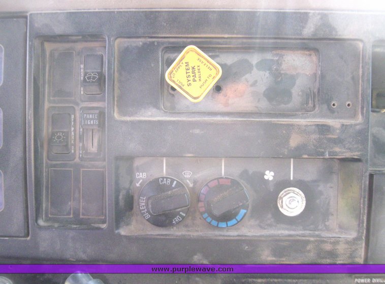 image for item 2182 1991 International Series 4900 dump truck