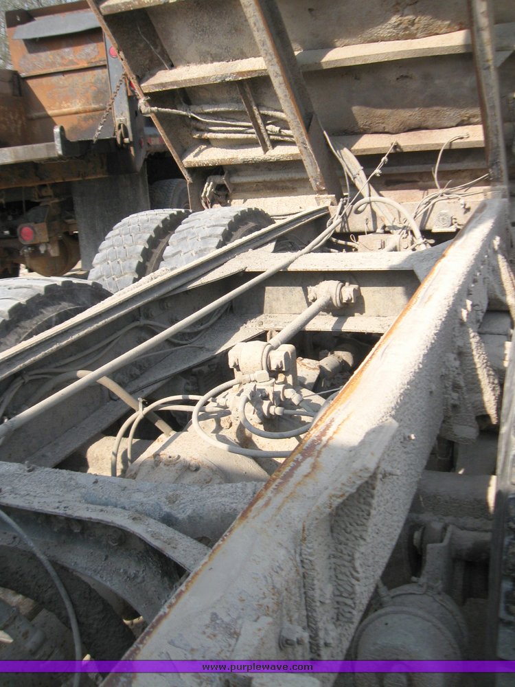 image for item 2182 1991 International Series 4900 dump truck