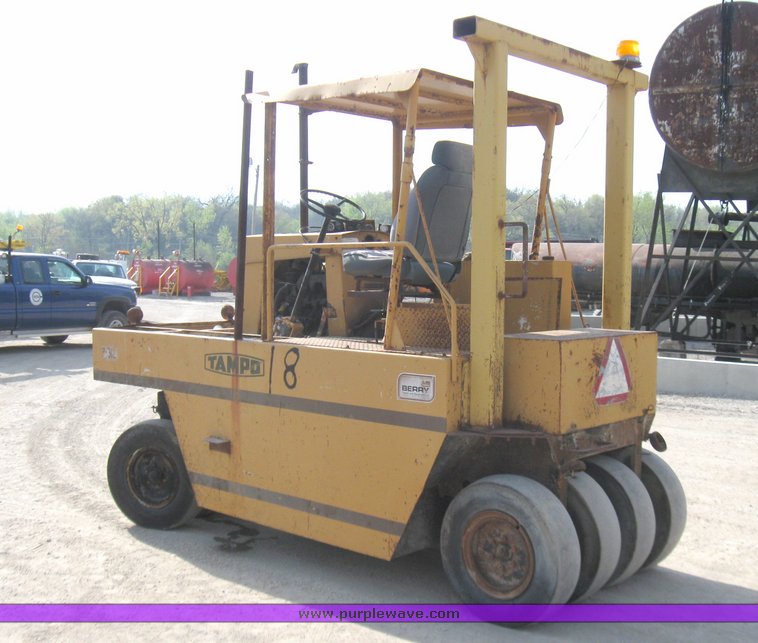 image for item 2184 Tampo SP312 rubber tire roller