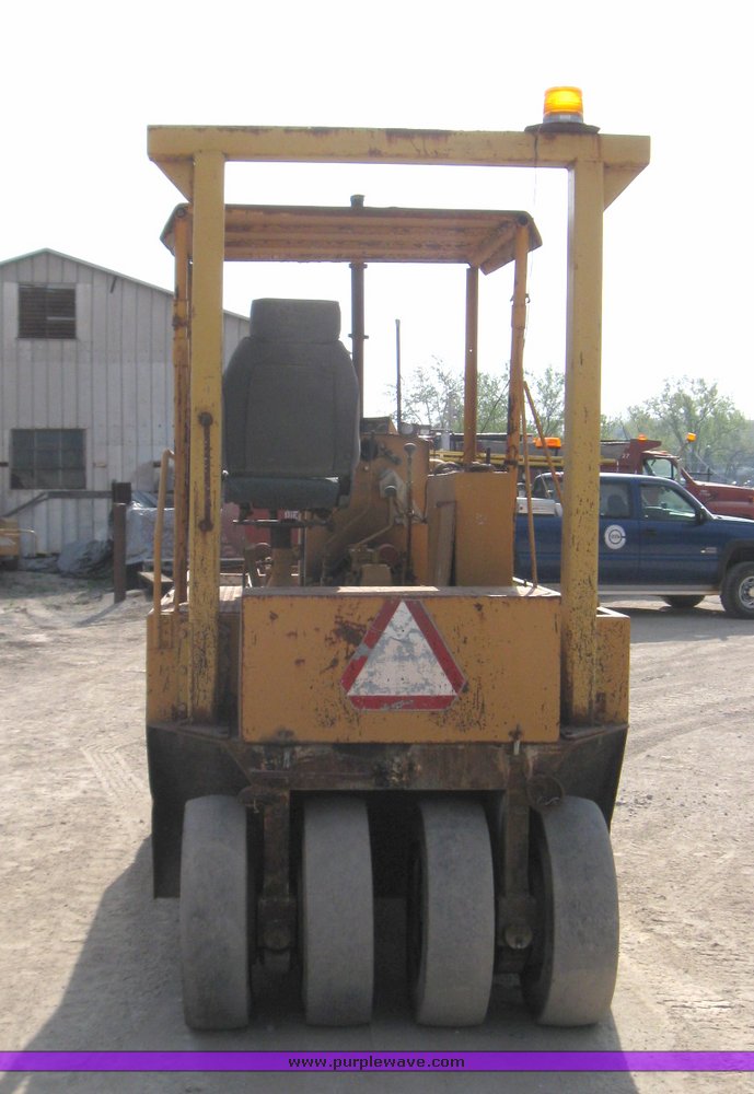 image for item 2184 Tampo SP312 rubber tire roller