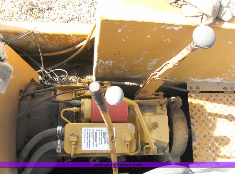 image for item 2184 Tampo SP312 rubber tire roller