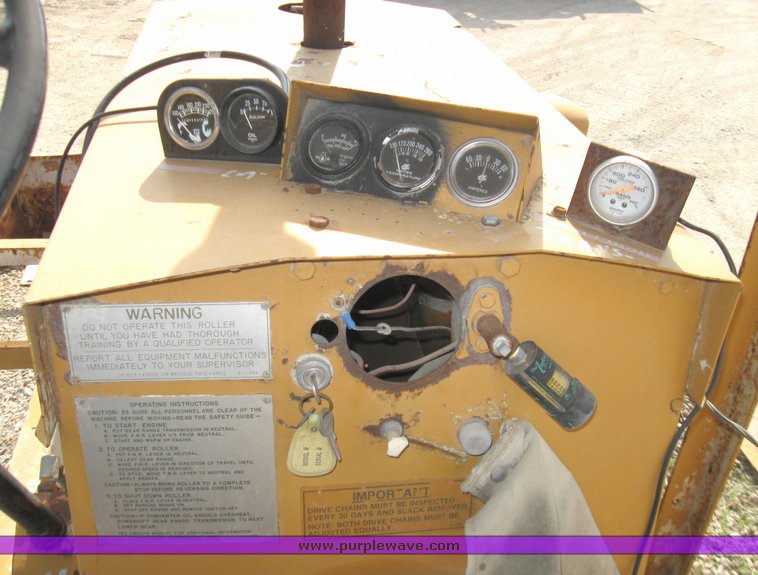 image for item 2184 Tampo SP312 rubber tire roller