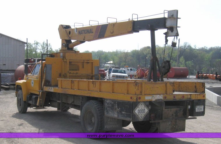 image for item 2185 1987 Ford F800F boom truck