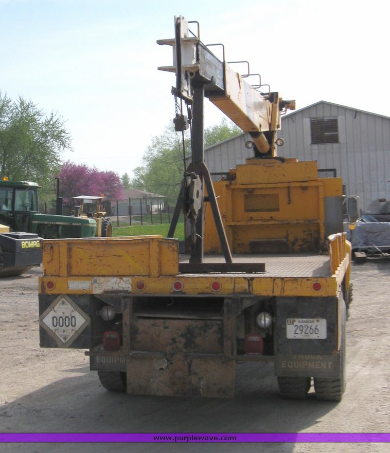 image for item 2185 1987 Ford F800F boom truck