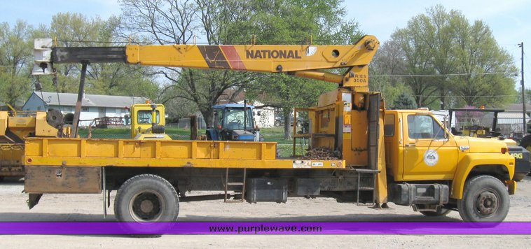 image for item 2185 1987 Ford F800F boom truck