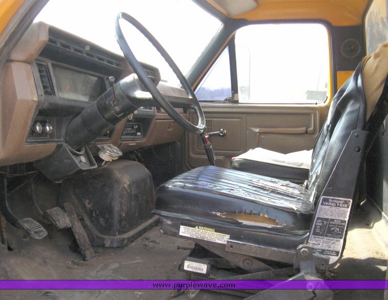 image for item 2185 1987 Ford F800F boom truck